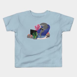 Funny shark watching TV cartoon Kids T-Shirt